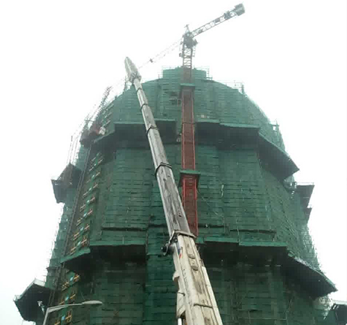 海沧吊车在工地上作业